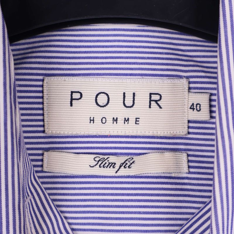 Närbild på etikett med texten POUR HOMME slim fit