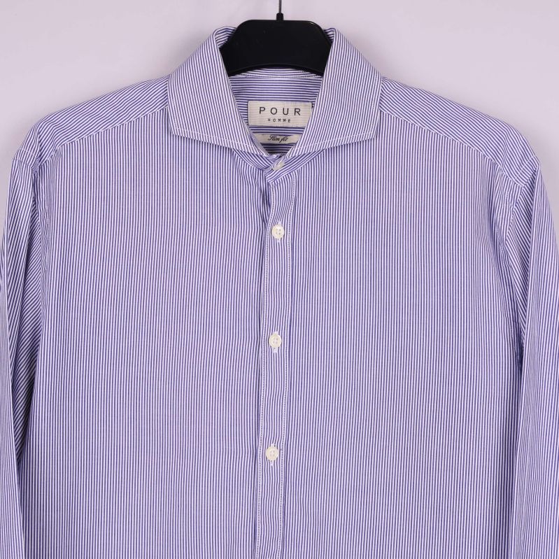 Övre delen av skjortan med krage och knappar