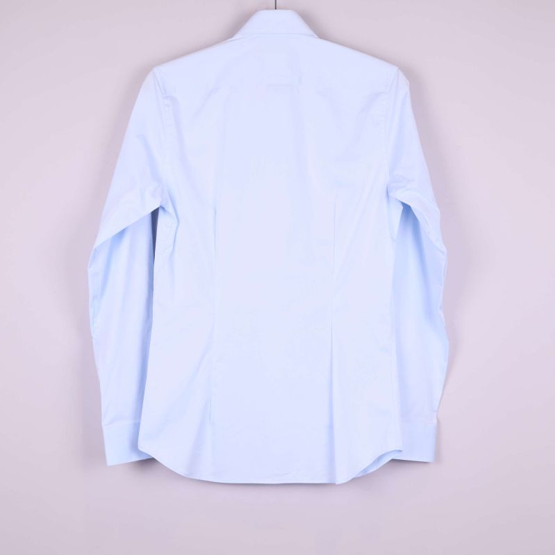Baksida av ljusblå skjorta med slimmad passform