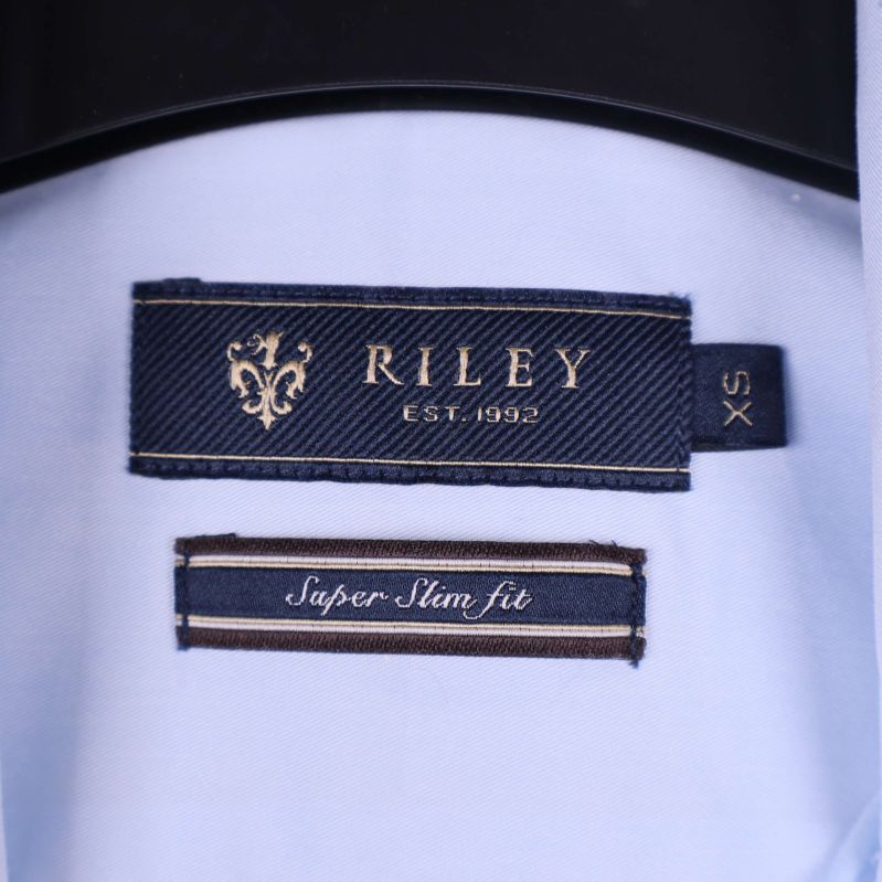 Närbild etikett som visar Riley och super slim fit