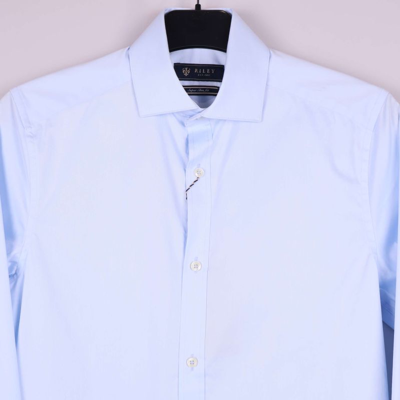 Detaljbild av skjorta med klassisk krage och knappar