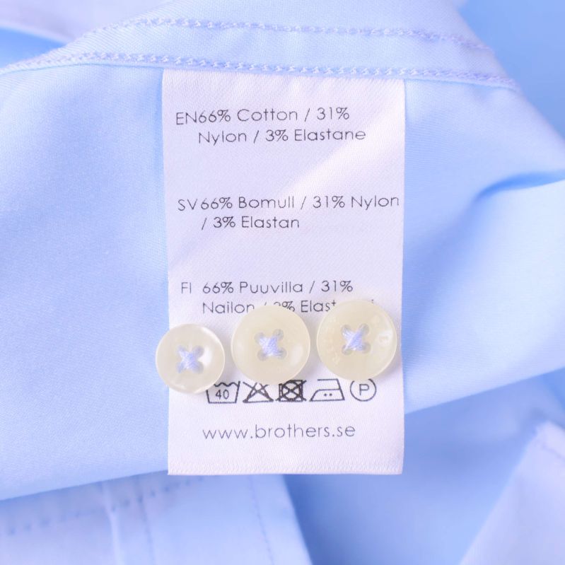 Materiallapp visar 66 procent bomull, 31 procent nylon, 3 procent elastan