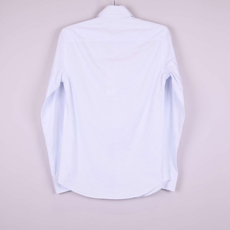 Baksidan på ljusblå skjorta med rutigt mönster