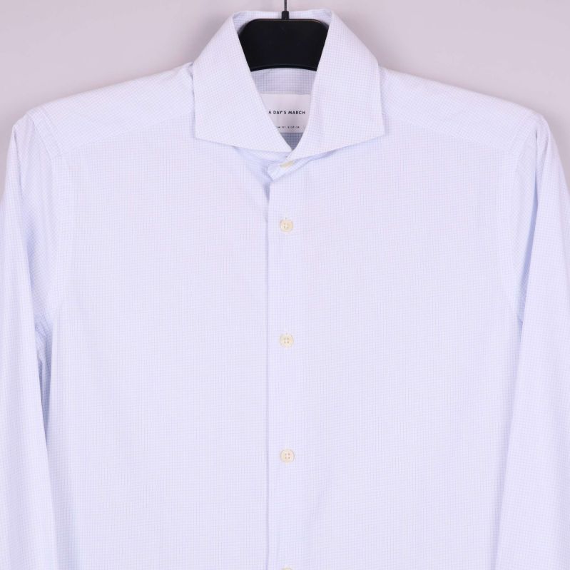 Närbild på skjortans framsida och överdel med knappar och krage