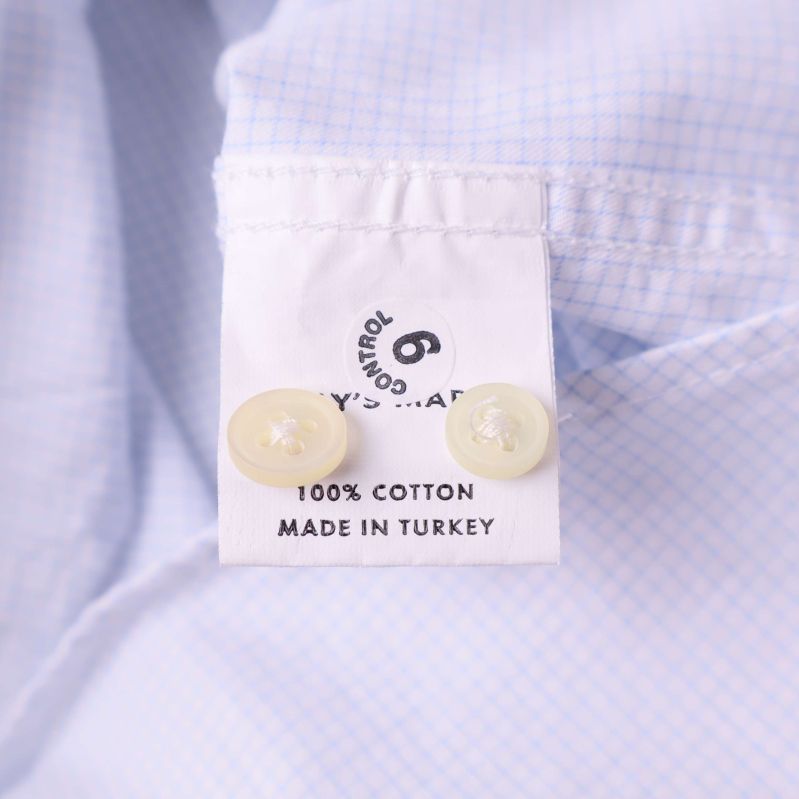 Närbild på materiallapp med texten 100% cotton made in Turkey