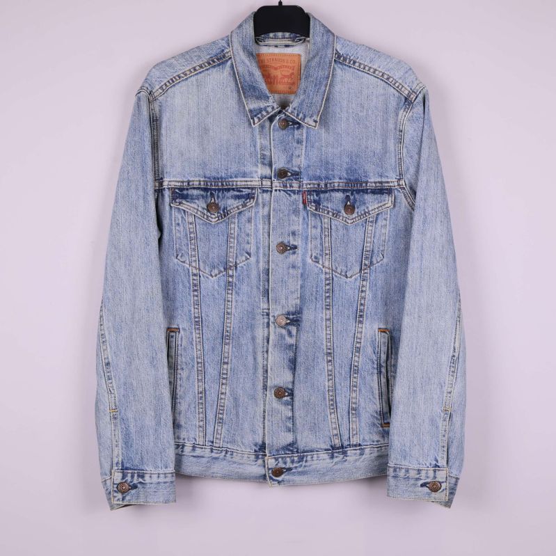 Ljusblå jeansjacka upphängd rakt framifrån