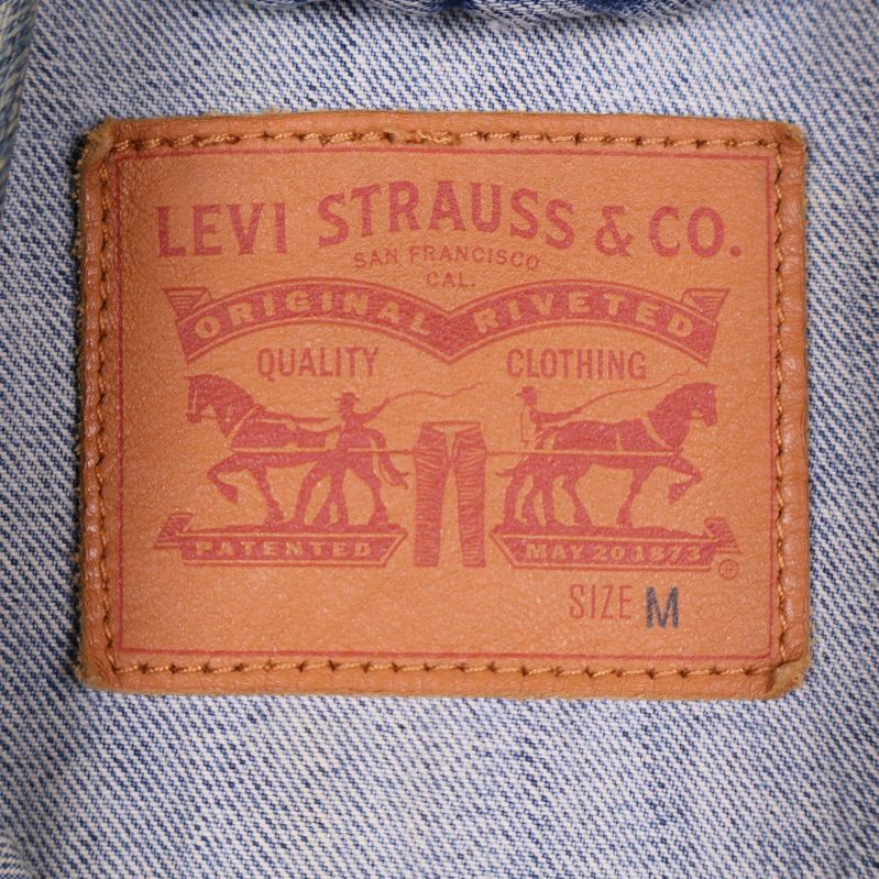 Levi Strauss & Co. mockalapp med logotyp och storlek M på jacka