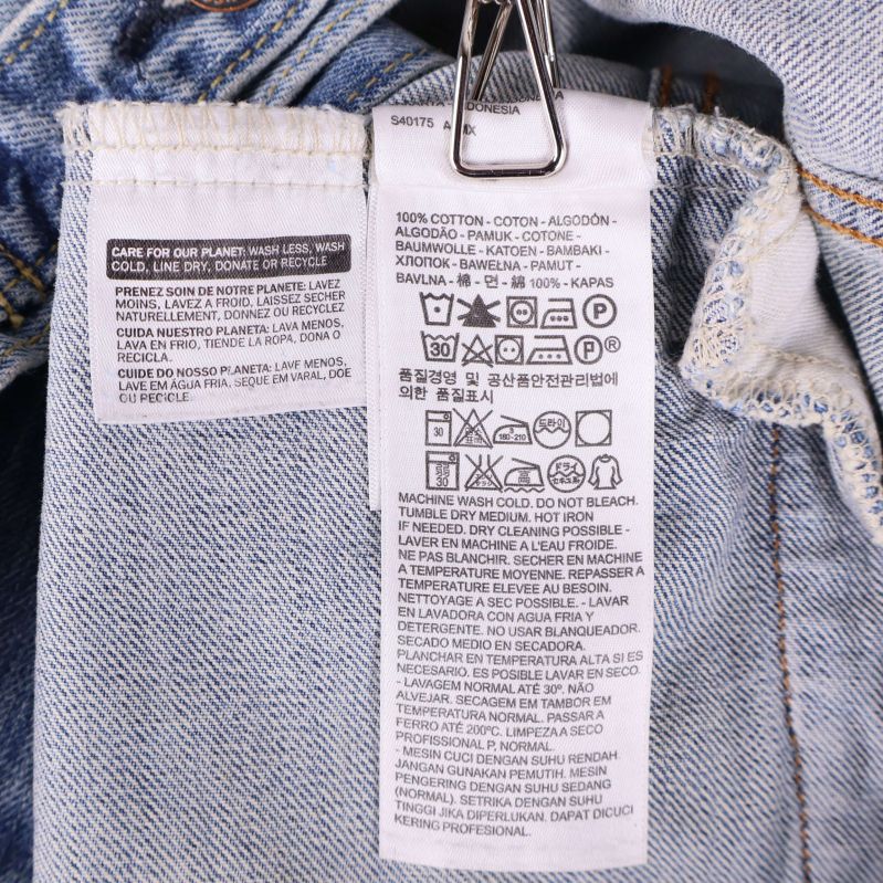 Textiletikett med materialinformation och tvättråd på insidan