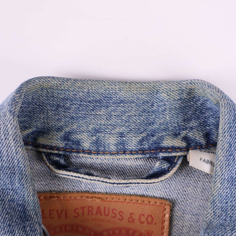 Närbild av kragen på jeansjacka med synlig missfärgning