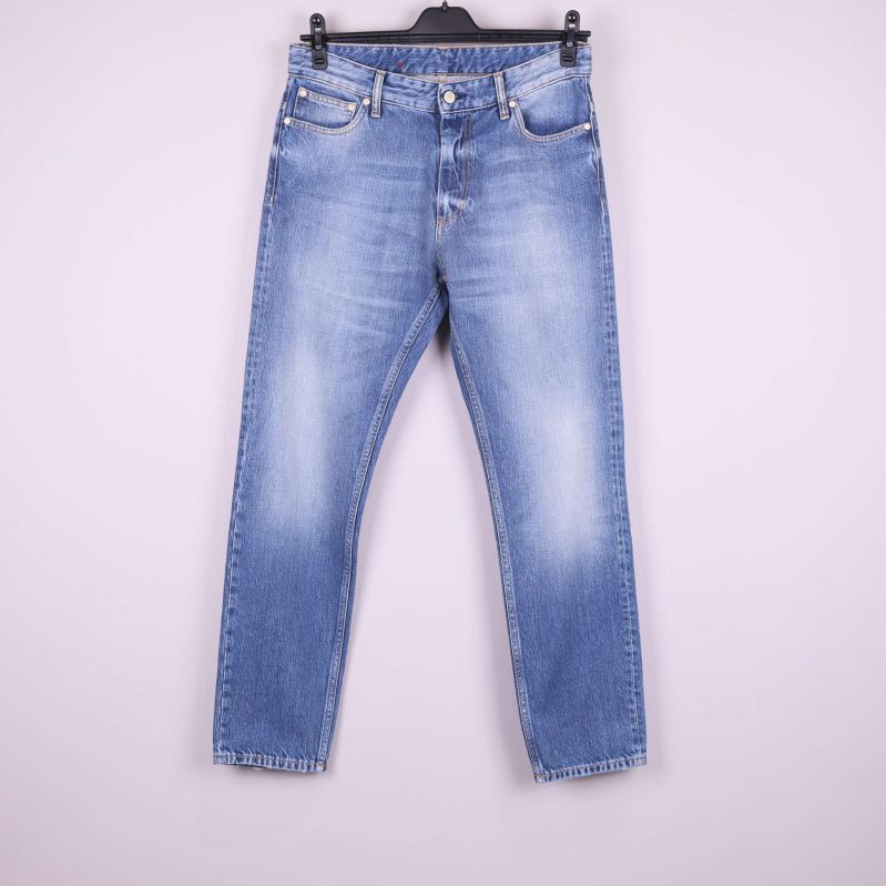 Framsidan av ljusblå jeans med tvättade detaljer
