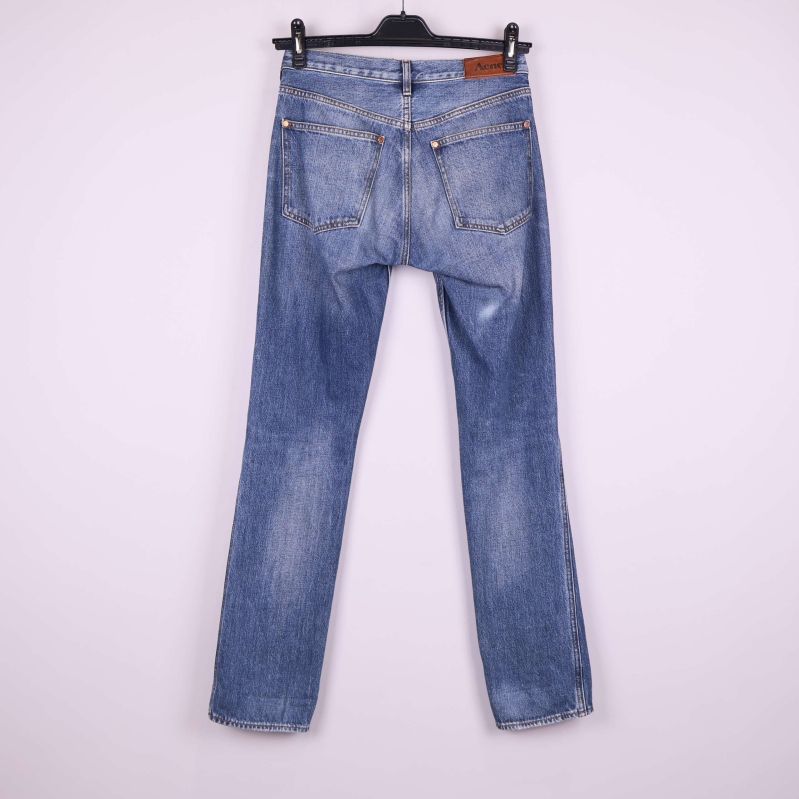 Baksidan på ljusblå jeans i denim mot vit bakgrund