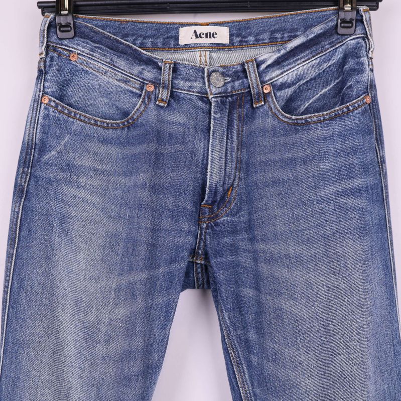 Närbild av midja och fickor på ljusblå jeans