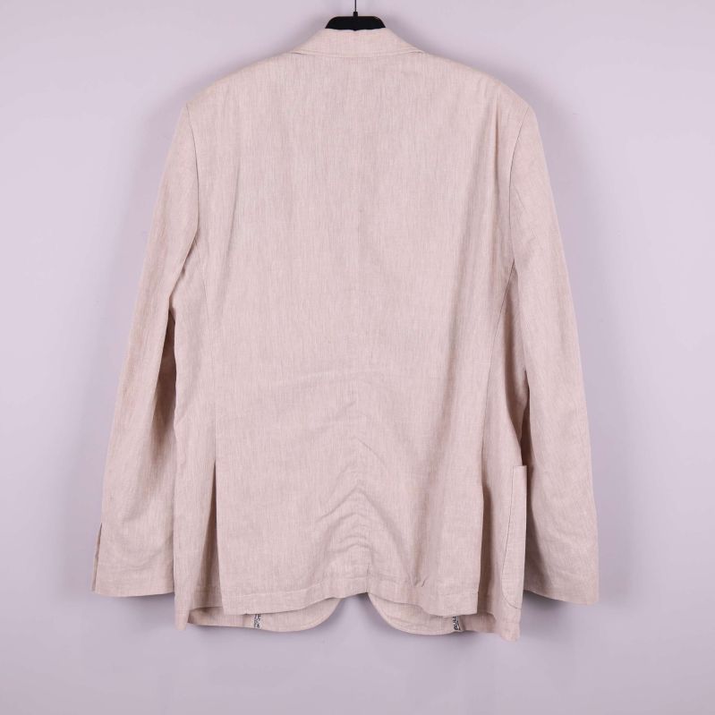 Baksidan av ljusbeige kavaj med dubbla sprund