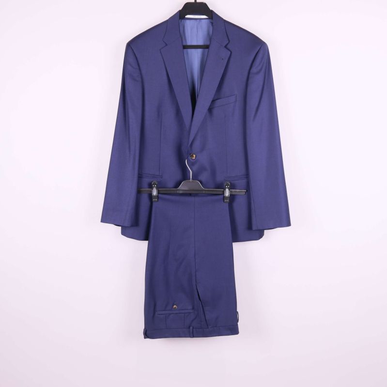 Blå kostym på galge med kavaj och byxor framifrån