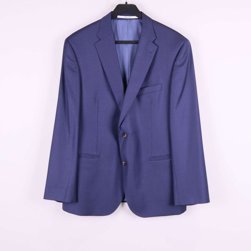 Kostymens blå kavaj framifrån med två knappar