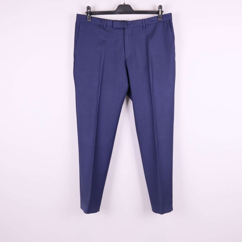 Blå kostymbyxor framifrån med pressveck och hällor