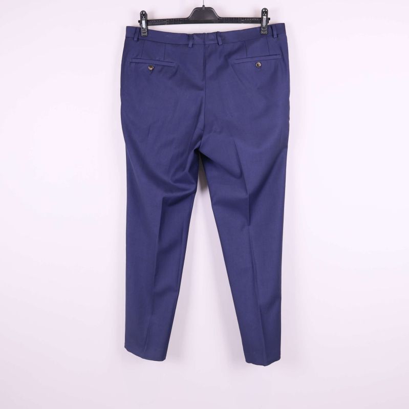 Blå kostymbyxor bakifrån med fickdetaljer