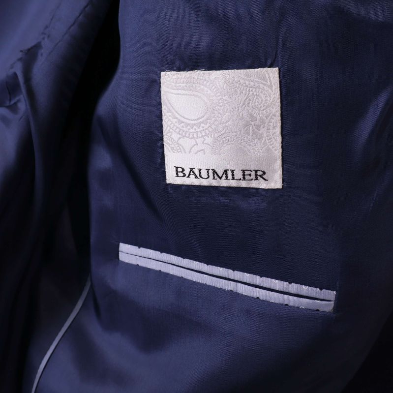 Närbild av BAUMLER blå kavaj med inneretikett