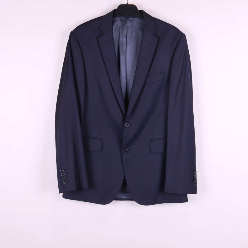 Mörkblå kavaj på galge sedd framifrån