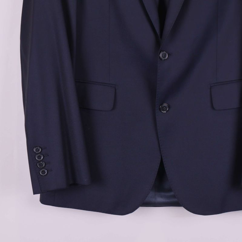 Närbild av nedre del och ärmslut på blå kavaj