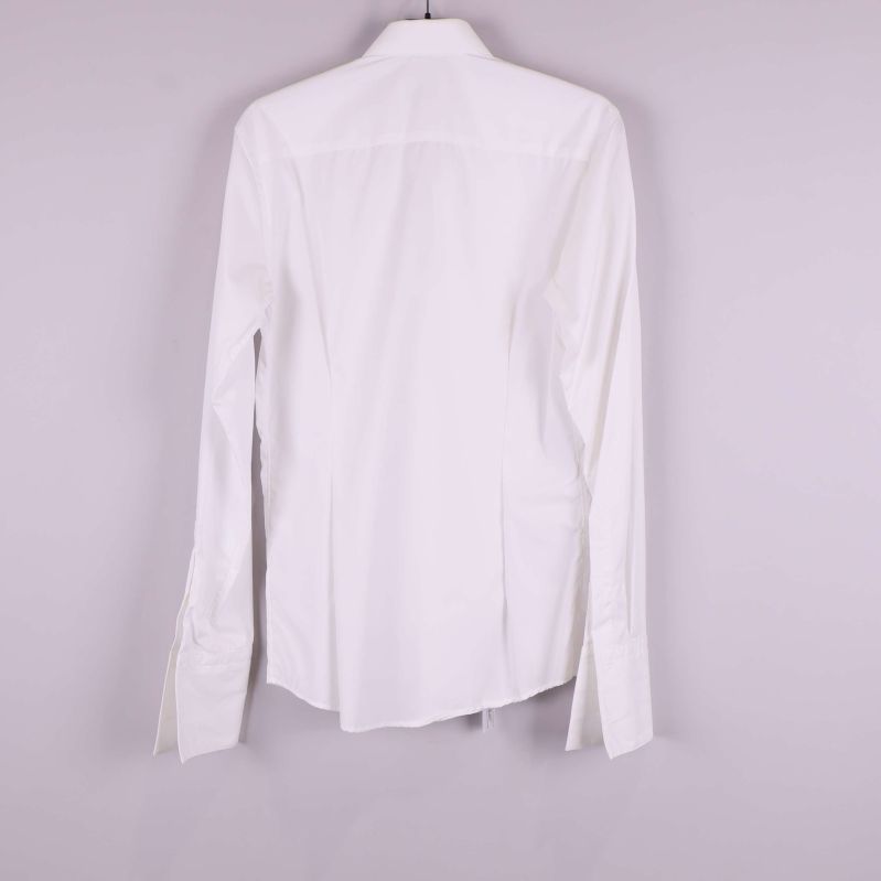 Vit skjorta sedd bakifrån på galge