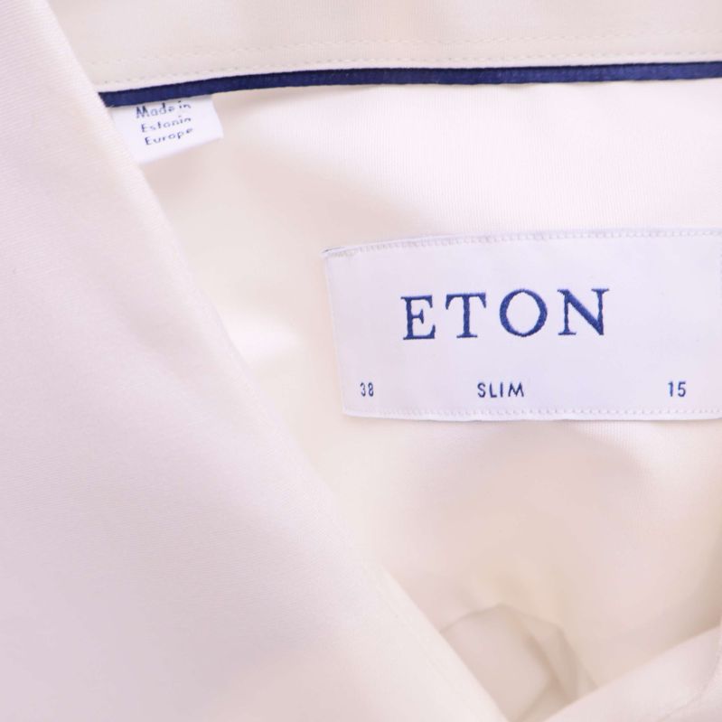 Närbild på etikettdetalj och Eton-logga inuti skjortan