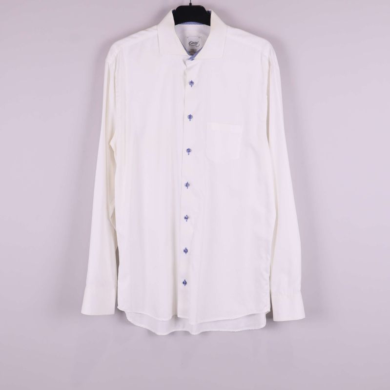 Ljus skjorta med blå knappar framifrån på galge