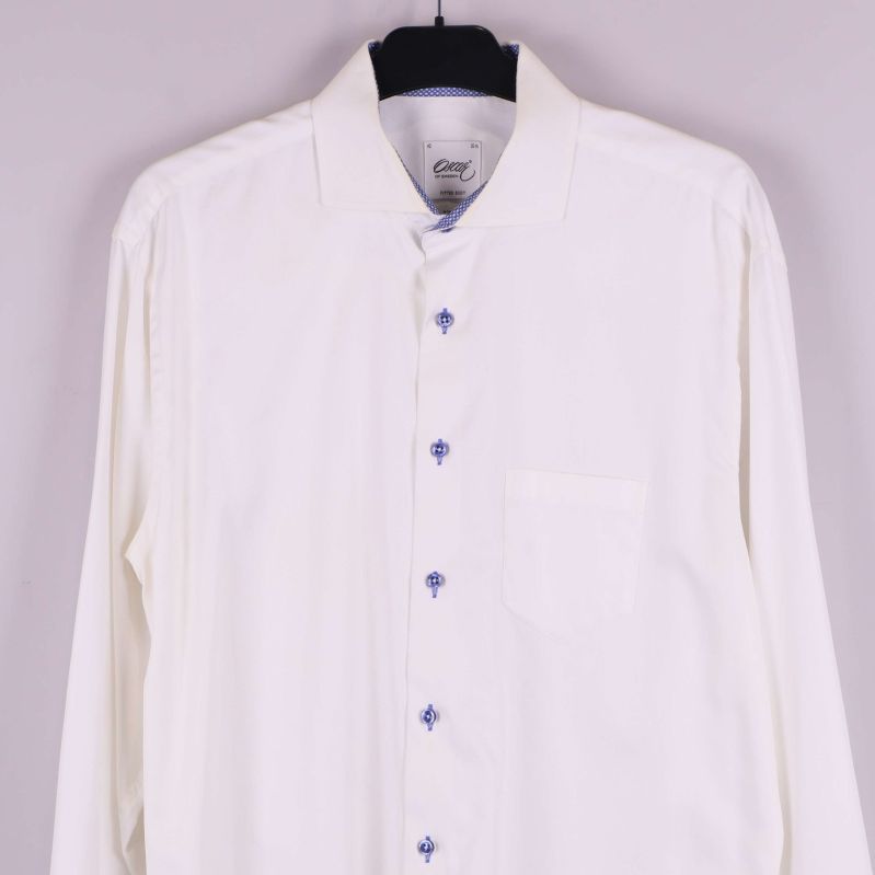 Detaljbild av skjortans överdel och blå knappar