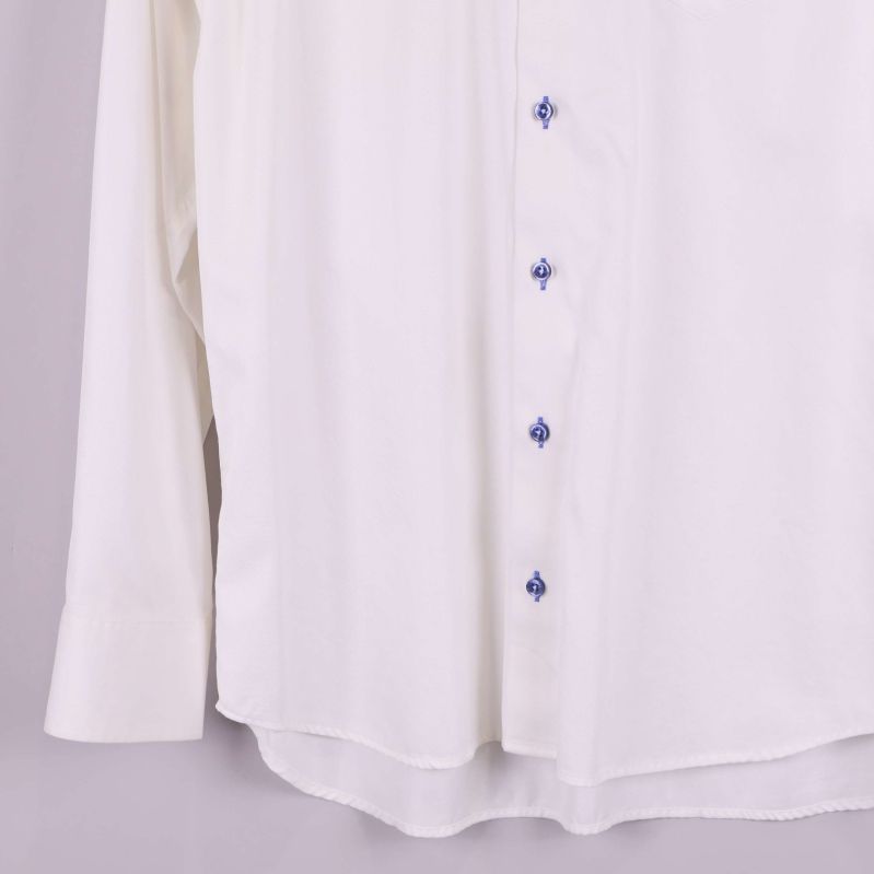 Närbild nedre del av skjorta med knappar och fåll