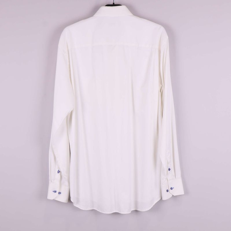 Ljus skjorta visad bakifrån med långa ärmar