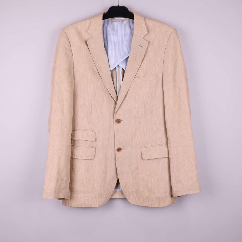 Beige kavaj med två knappar och fickor framtill