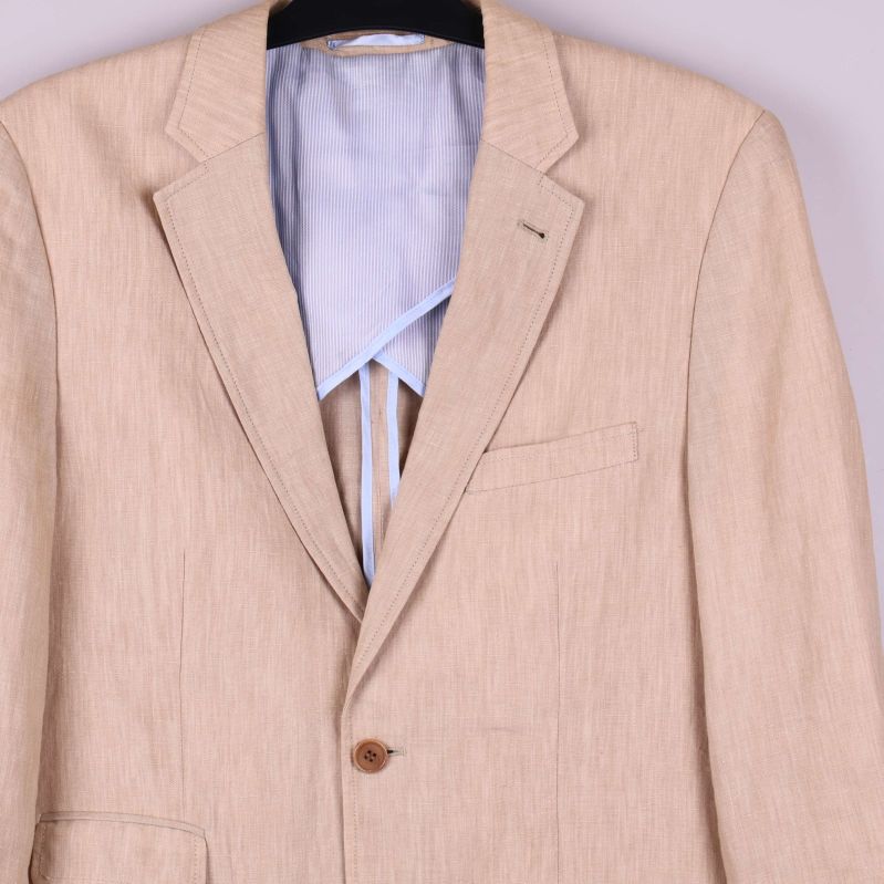 Närbild på krage och övre framstycke med knapp