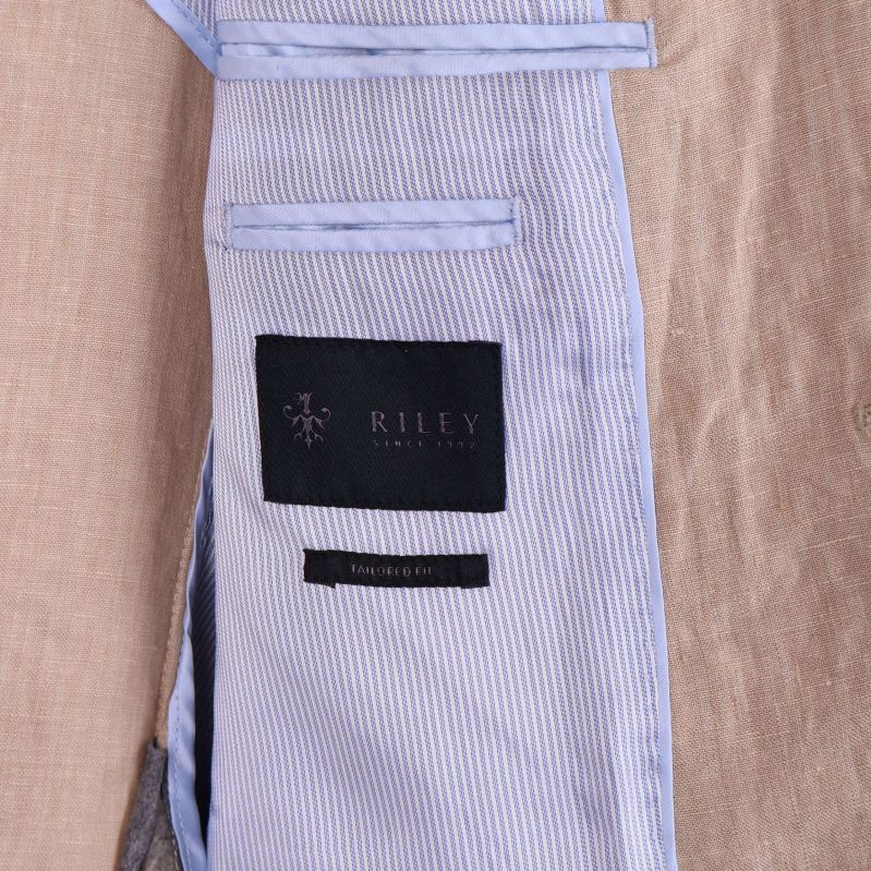 Närbild på Riley-märke och blåvitrandigt innerfoder