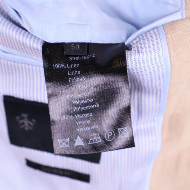 Materialetikett visar 100% linne på yttermaterialet