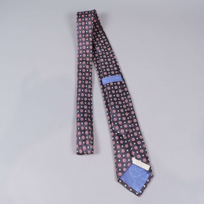 Baksida av slips med blå detalj och Eton-etikett