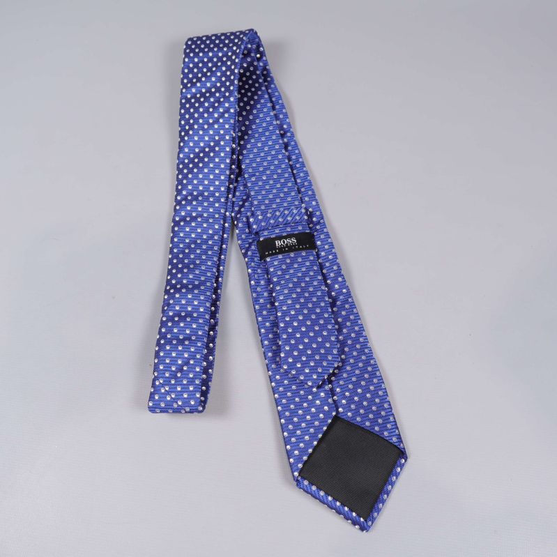 Baksidan av slips med synlig etikett