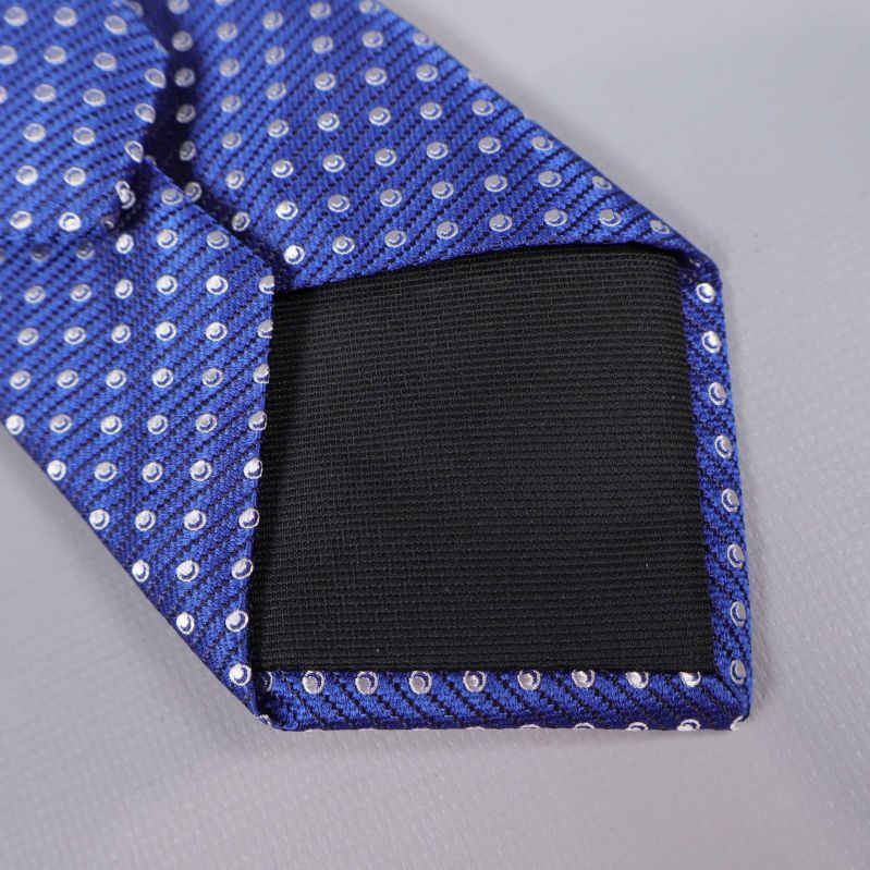 Detalj på slipsens spets och foder