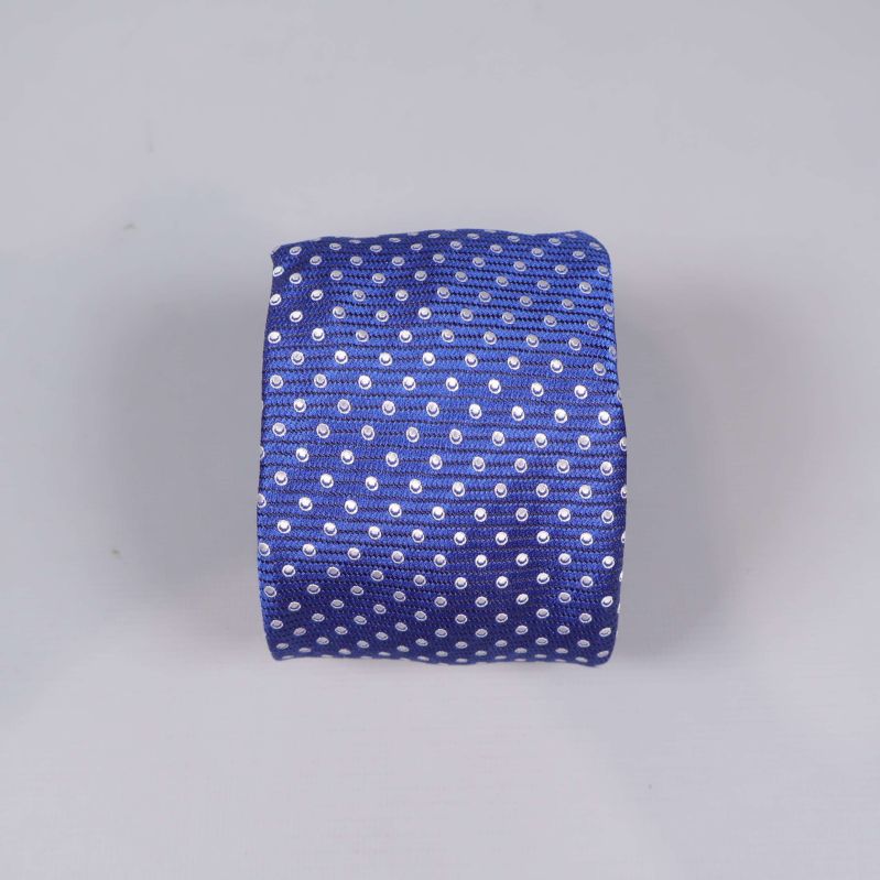 Rullad slips med vita prickar och blå bakgrund