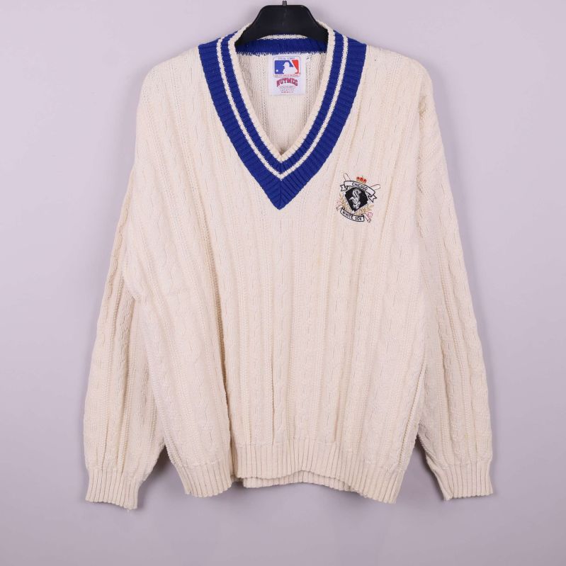 Kabelstickad ljus tröja med blå V-ringning och logotyp