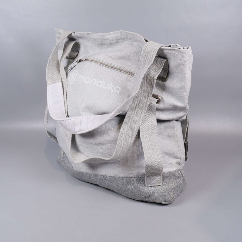 Ljusgrå tygväska med dubbelrem och dragkedjeficka