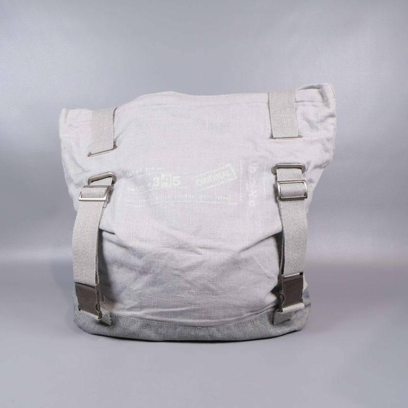 Baksida av tygväska med spännen och sömmar