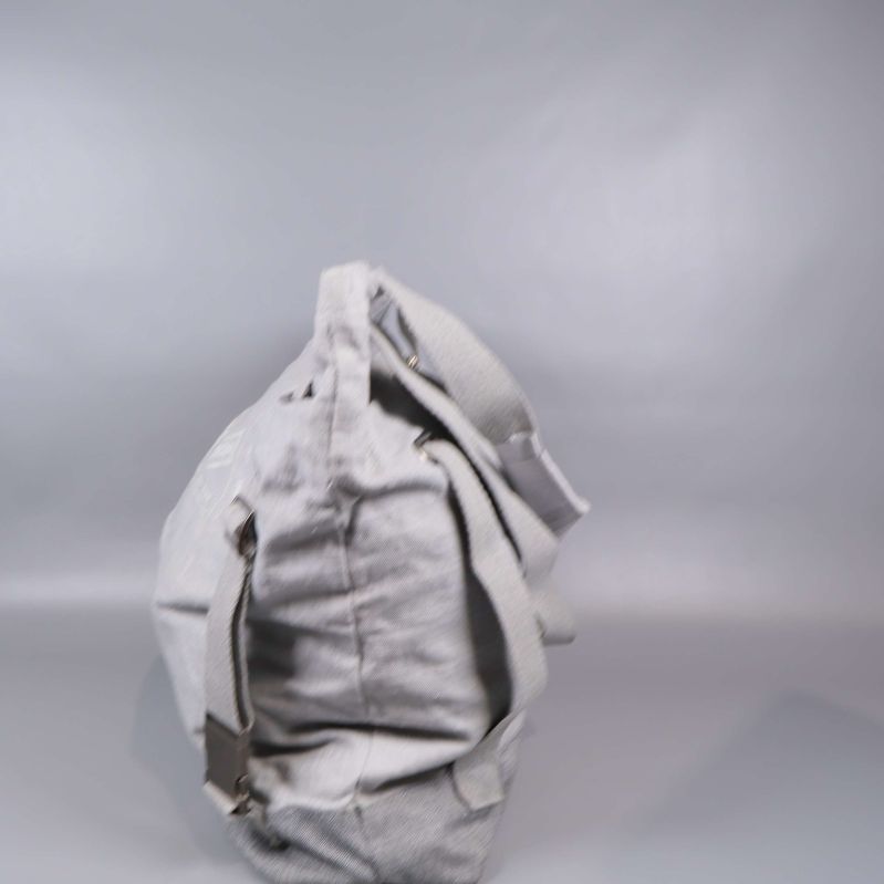 Sido vy mot axelremmar och tygstruktur