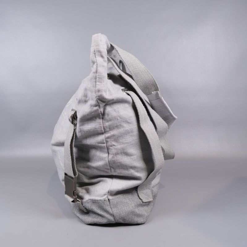 Sido vy av väskan som visar djupet och dragkedjan