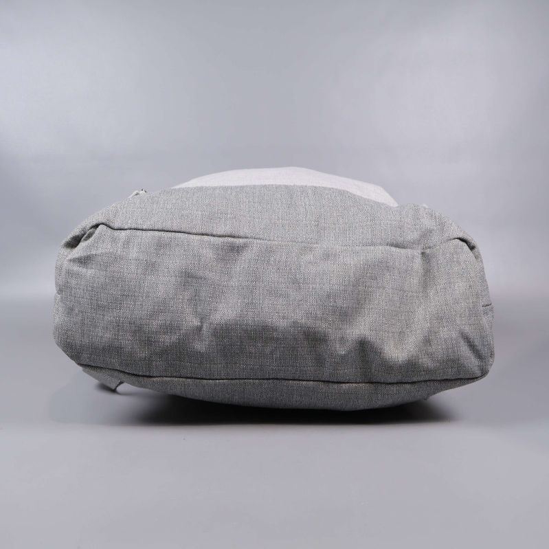 Botten av ljusgrå tygväska med synliga förstärkningar