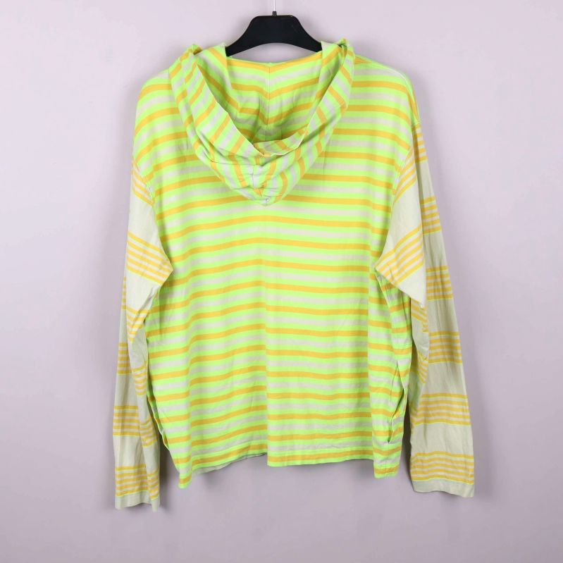 Randig hoodie i gult och grönt sedd bakifrån