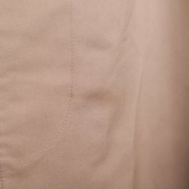 Närbild på mindre fläck på beige tyg