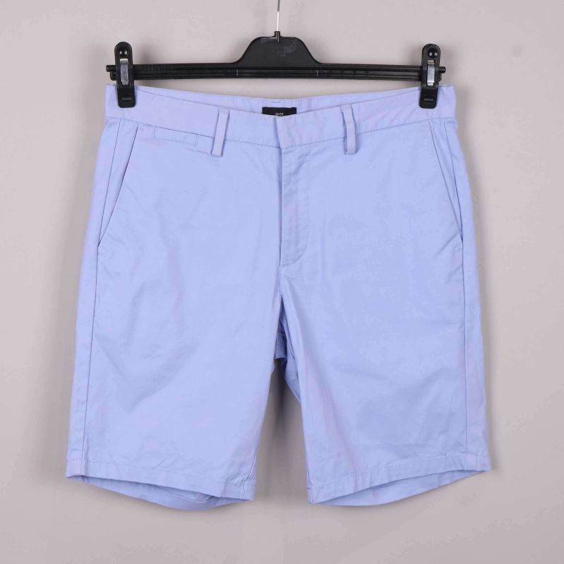 Ljusblå shorts framifrån på galge