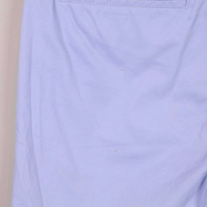 Närbild på tyg och bakficka på shortsen