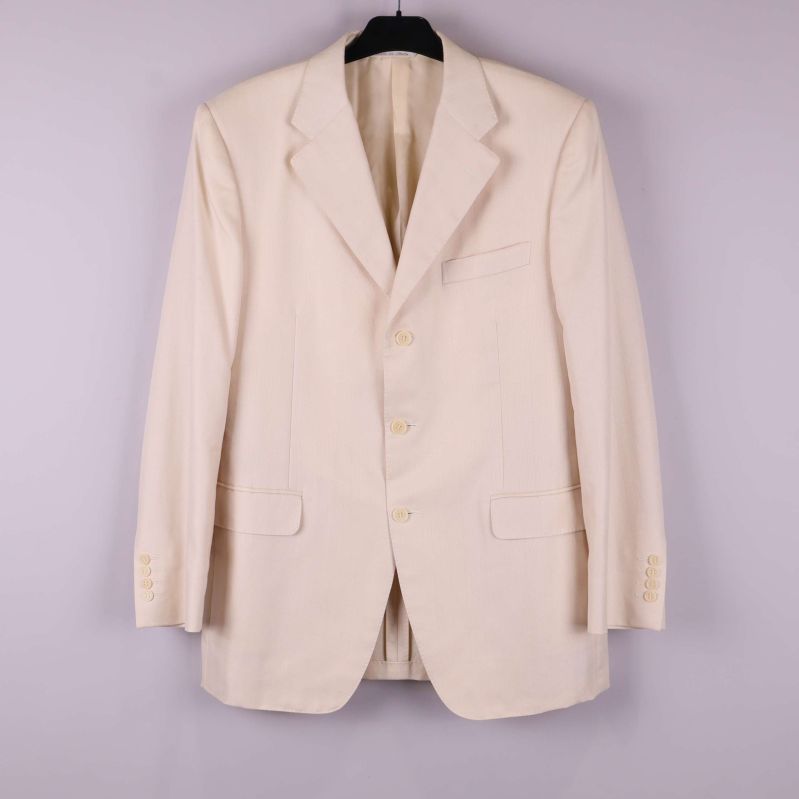 Klassisk ljus kavaj med knappar och slag på galge