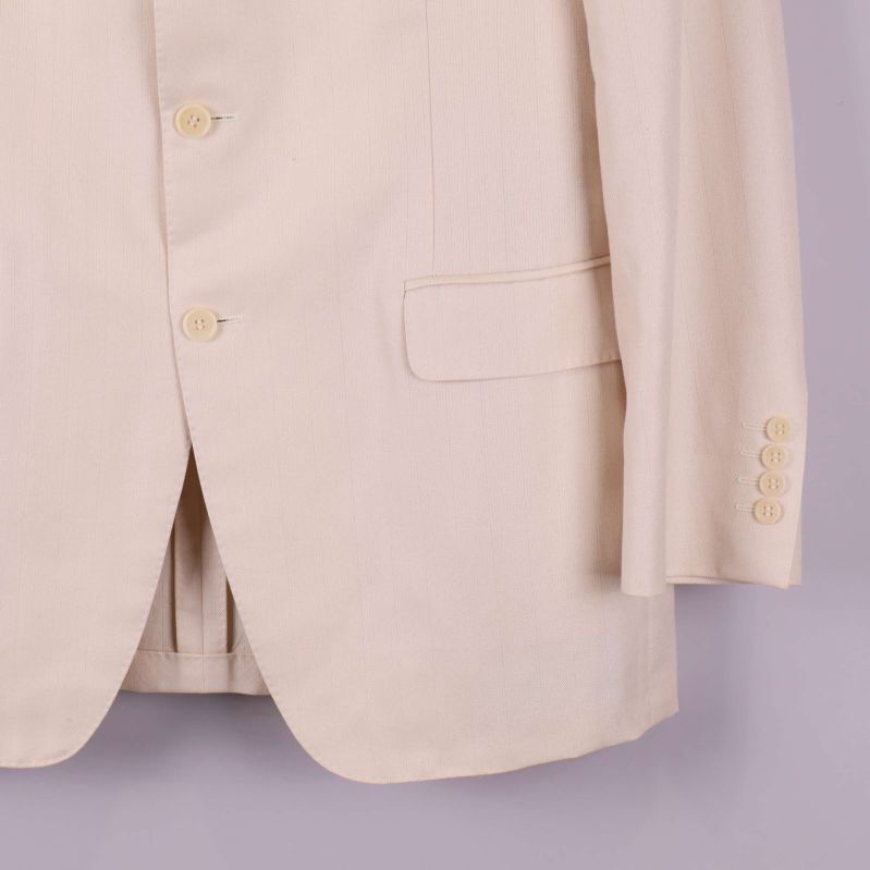 Kavajärmslut med fyra ljusa knappar i nära detalj